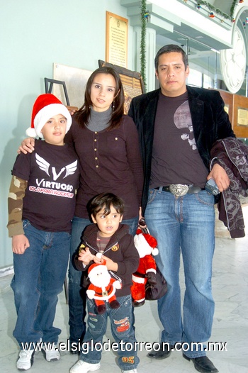 23122010 Ale, Carlos, María y Diego.