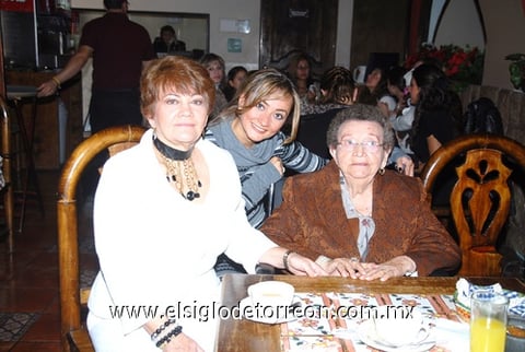 23122010 Érika Garciamora González durante su despedida de soltera, acompañada de su mamá Luly de Garciamora y su abuelita Loreto Hubbard.
