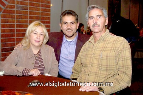 25122010 Connie, presbítero José Jaime de León y Juan Murra,  en reciente homenaje en honor del sacerdote por sus 15 años de trayectoria.