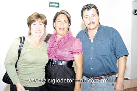 25122010  Mayela, Cuquis Ávila y Enrique Villegas.