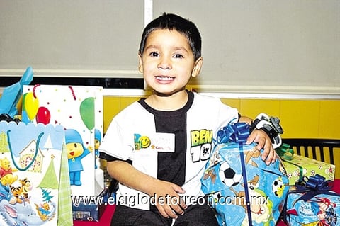 26122010 Vizcarra Serna lució muy apuesto en su piñata de cuatro años de edad.