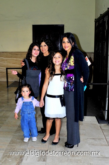 26122010 Danielle Winnett, Julieta Hernández, Julieta Martínez, Claire Calmese y Adriana Martínez.