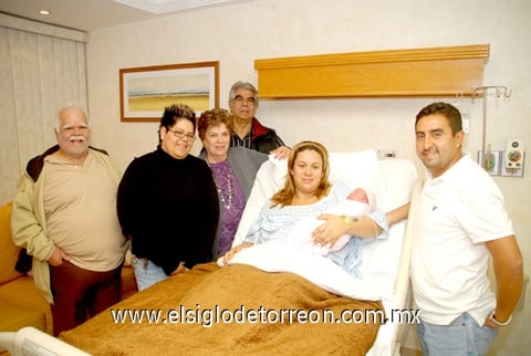 25122010 La pequeña Camila en compañía de sus papás Rosa Isela Frías y Francisco Rodríguez, su abuelita, tíos y prima.