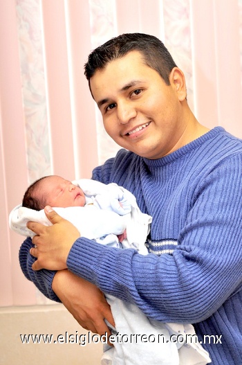 25122010 Óscar Mauricio Valdés con su pequeño hijo.