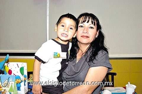26122010  Vizcarra Serna el día de su cumpleaños número cuatro en compañía de su abuelita Josefina González Amador.