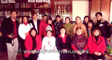 26122010 Ingrid Vianey González Acevedo acompañada de la directora de la escuela Lic. Teresa Favela, Christian Mijares y personal docente y autoridades.