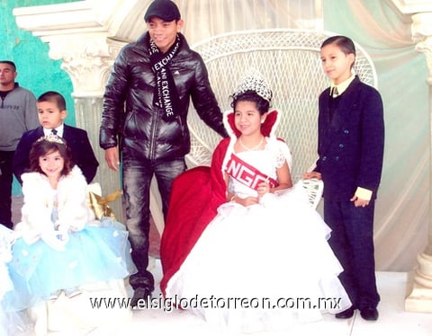 26122010 Junto a la reina Ingrid Vianey, su chambelán Héctor Morales Casas, Christian Mijares y la princesa Ariadne con su chambelán.
