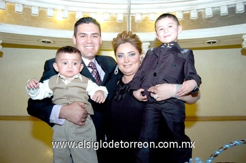 26122010 Acompañan a Mateo sus papás Ing. Manuel Antonio Martínez Robles y C.P. Yesinia Yolanda Colchado García y su hermanito Charbel Antonio Martínez Colchado.