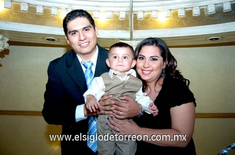 26122010 Padrinos de Mateo Martínez Colchado; Ing. Carlos Iván Fernández Pérez y Lic. Lupita Monsiváis de Fernández.