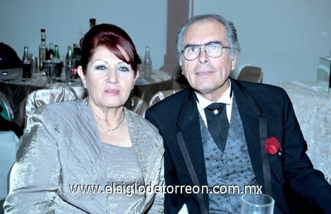 26122010  Hernández de Miranda y Antonio Miranda Ramírez, papás de la novia.