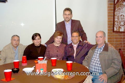 26122010 Ramai Manzo Nasser, Claudia Rodríguez de Manzo, Guadalupe de Seceñas, Juan Manuel Seceñas, presbítero Javier Gómez y presbítero Jaime de León en su reciente homenaje con motivo de sus 15 años de sacerdocio.