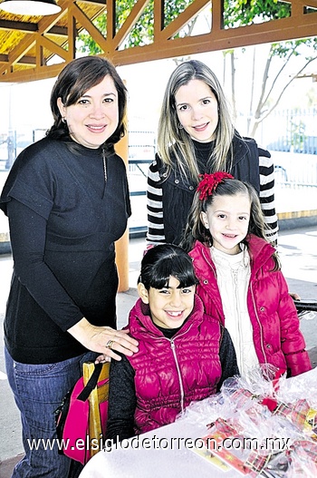 26122010  Yassín, Rocío de Yassín, Andrea López y Alejandra Martínez.