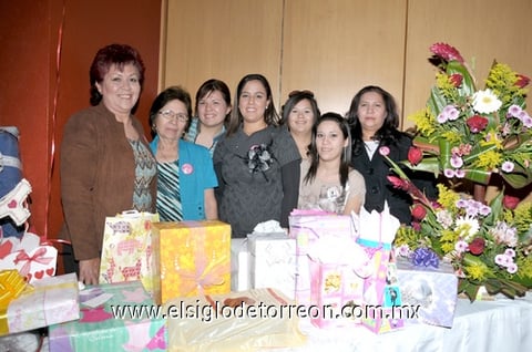 26122010 Mayte Arce García acompañada de Paty Martínez, Aurora Luévano, Azucena Martínez, Lupita Espeleta, Margarita y Catalina García quienes lucieron como organizadoras de la agradable despedida de soltera de Mayte.