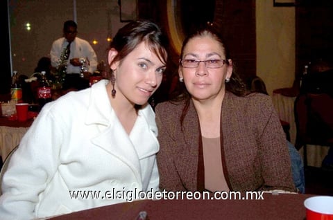 26122010 El presbítero De León recibió numerosas felicitaciones entre ellas de parte del Señor Obispo Don José Guadalupe Galván, de Kennia Pineda, Josefina Moreno de Babún, Yamileth Babún Moreno y Juan y Cony Murra.