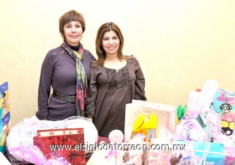 25122010 Disfrutó de una divertida fiesta Adriana Janeth Sánchez Ramírez, con motivo de su cumpleaños número nueve. Adriana estuvo acompañada por numerosas amigas y familiares entre ellos sus padres Érika Ramírez Velásquez y Adrián Sánchez, quienes llenaron de felicitaciones y regalos a la cumpleañera.