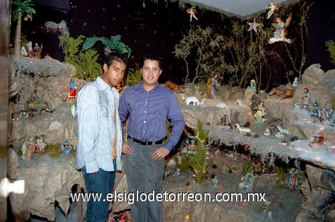 25122010 Francisco Segueda y Guillermo García Ochoa junto al nacimiento que decoraron durante cuatro días intensos.