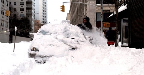 En algunos lugares se ha llegado a acumular más de medio metro de nieve y por ello las escenas de gente desenterrando vehículos y despejando calzadas se han repetido en toda la isla de Mahattan.