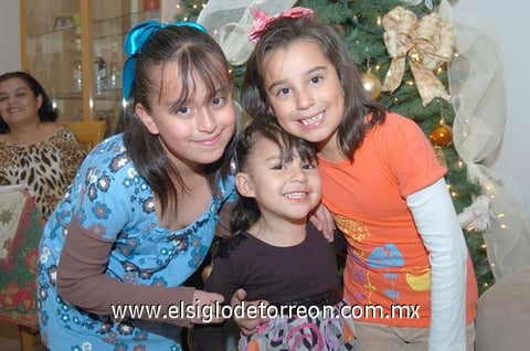27122010  lució muy contenta el día de su fiesta de cumpleaños junto a sus hermanas Marifer y Ana, donde recibió lindos regalos.