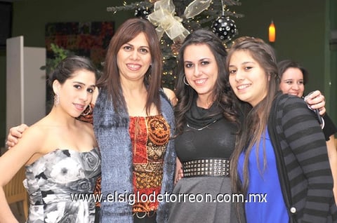27122010  Solórzano, Martha Castillo, Sonia Portillo y Ariadne Solórzano.