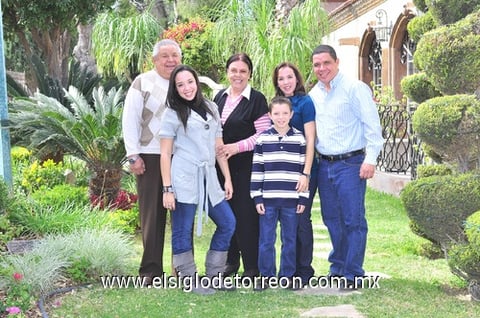 27122010  Prado Campos fue festejada al cumplir quincer años de vida por sus papás Carlos Alberto Prado y Marcia Campos de Prado, donde también recibió felicitaciones de su hermano Luis Carlos; y sus abuelitos Luis Javier Prado y María Eugenia Castro de Prado.