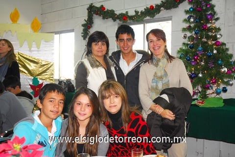 27122010  Laura, Adriana, Amelia, Moi y Sofi.