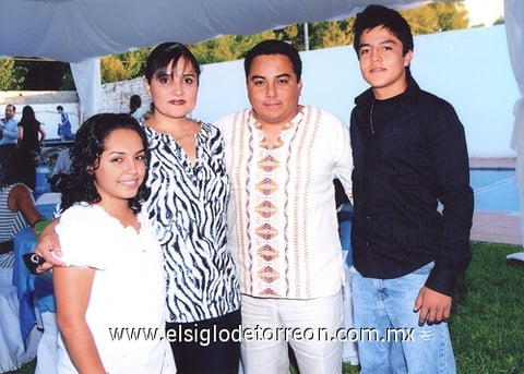27122010  Marcela, Armando y Armando Jr. Morales.