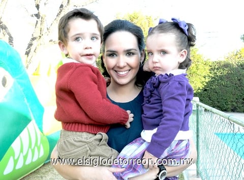 28122010 Anaya con los pequeños Alejandro y María José Anaya.