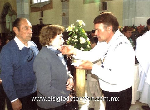 28122010 Señor Javier Guerrero Cano y señora Lilia Zertuche Cano en la parroquia del Sagrado Corazón, en Lerdo, Dgo., para dar gracias a Dios por 61 años de matrimonio; por lo que fueron felicitados por sus hermanos, hijos y nietos, el 18 de diciembre.