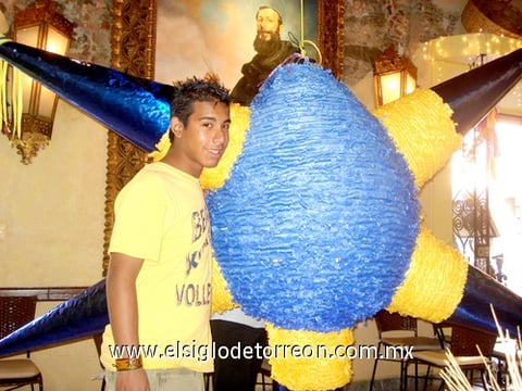 28122010 FRANCISCO Osegueda junto a su piñata al momento de festejar su cumpleaños, en compañía de familiares y amigos.