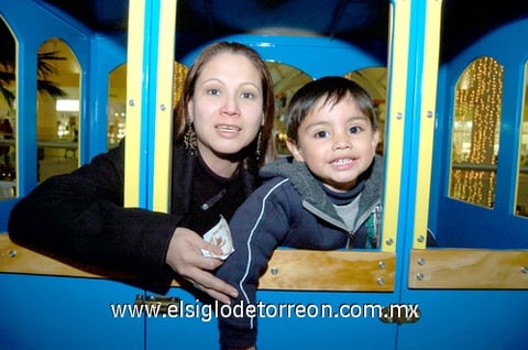 31122010 Blanca Pacheco con los pequeños Carlos David y Karla Michelle Rodríguez Pacheco.