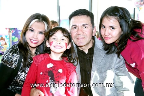 31122010  Preciado Ávalos, el día de su fiesta de cumpleaños número siete junto a sus papás Janeth Ávalos y Pedro Preciado Granados y su hermanita Valeria.