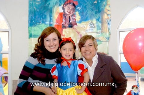 31122010 La pequeña Andrea Sofía Hernández Molina, acompañada de Ileana Molina Arias y Celina Arias Cossío, en la reciente fiesta de cumpleaños en su honor.