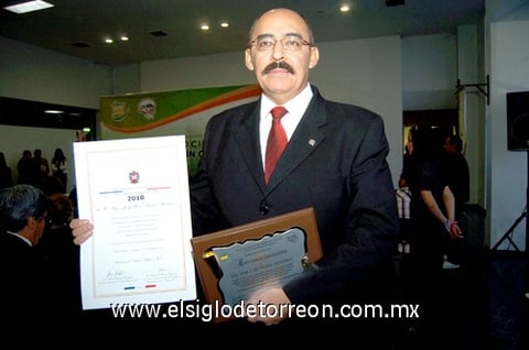 31122010  Marín Martínez recibió la mención Santiago Lavín.