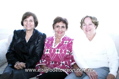30122010 Érika del Río, Cecilia de Cisneros y Anita de Torres, en su fiesta decembrina.
