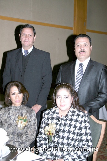 30122010 Guillermo González, Pilar de González, Silvia de García y Sergio García.
