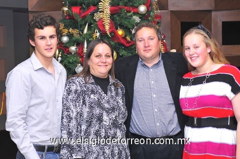 Gustavo, Bárbara, Gustavo y Estefanía.