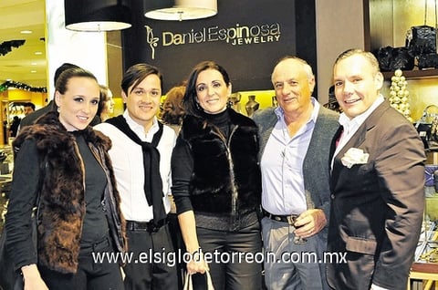 Mario Castilla, Yeye Romo, el reconocido diseñador Daniel Espinosa, Nuria Murra y Nuria Farrús.