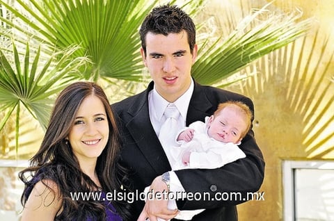 El pequeño bautizado, Diego del Moral Murra, junto a sus papás Yolanda Murra y Armando del Moral.