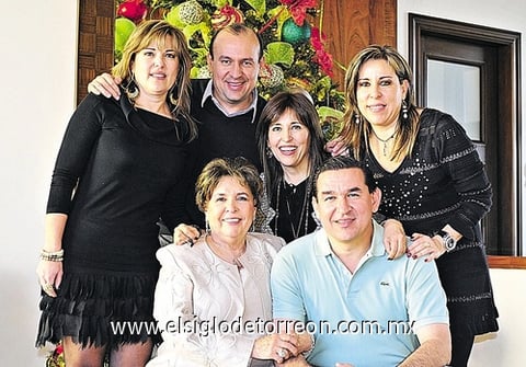 La festejada junto a sus hijos: Blanca Sonia, Tolano, Laura, Nenabel y José Alberto.