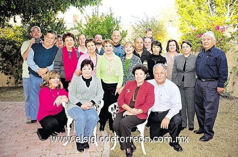 Jorge L. García S., Chelito Jáidar, Lety Mourey, Luis A. García S., Sergio Salmón, Chito Orozco, Fernandito García, Christian A. García, Jorge L. García, Doris García, Sarahelia Aguiñaga, Gloria Murillo, Carolina Murillo, Lupita Orozco, Caro de Salmón, Paty Blásquez, Humberto Sifuentes, Mague S. de García, Blanquita Estrada, Yvonne Castañeda y Abel Valdez, grupo de amigos ex alumnos del colegio Americano, generaciones 67, 68 y 69 y sus familias, durante su posada.