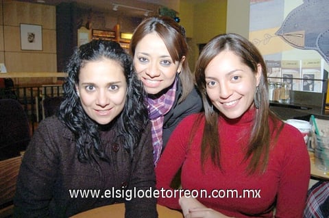 02012011 Charo Navarro, Argentina Arenas y Cinthia Lozano.