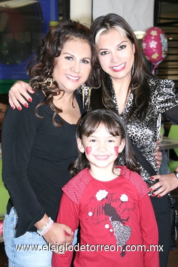 02012011  Preciado Ávalos en su fiesta de siete años de edad junto a su abuelita y su mamá.
