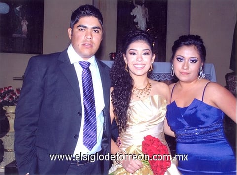 02012011  La festejada junto a Carlos Alan Alvarado Carrillo y Gabriela Agundis Martínez.