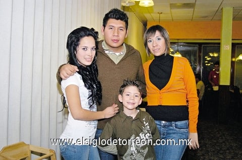 02012011 Dulce, Daniel, André y Aurora Sánchez Enríquez.