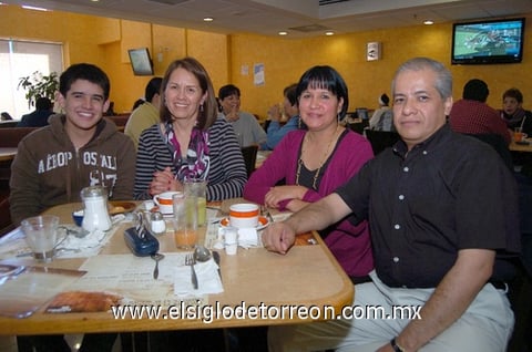 02012011  Lazaga, Lorena de Lazaga, Lety de Rocha y Rodolfo Rocha.