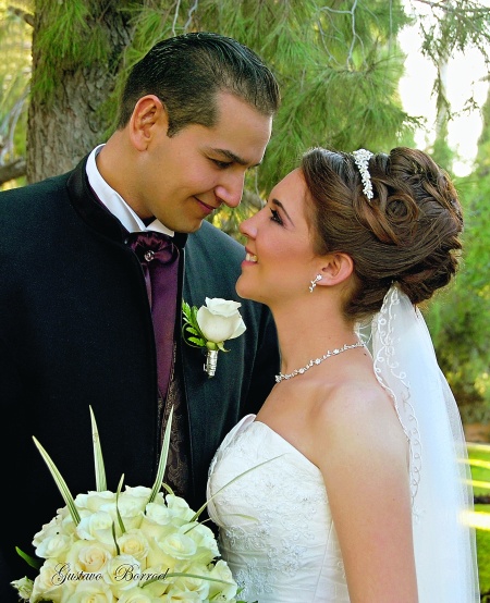 Srita. Claudia García Delgado y Sr. Luis Ávila Martínez contrajeron matrimonio el cuatro de diciembre de 2010, en la Capellanía de la Virgen María de La Medalla Milagrosa. Ellos son hijos de los Sres. José García Muñoz y Fanny Delgado Segovia; Juan Ávila Ramírez y Laura Patricia Martínez Rodríguez.-

Gustavo Borroel Fotografía