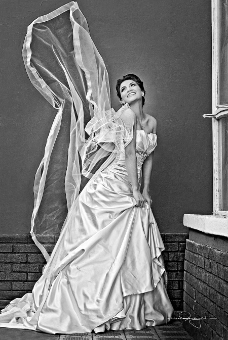 Dra. Daniela B. Larrañaga Pinedo e Ing. Ernesto Gilio Covarrubias el día que unieron sus vidas en matrimonio.

Estudio Laura Grageda