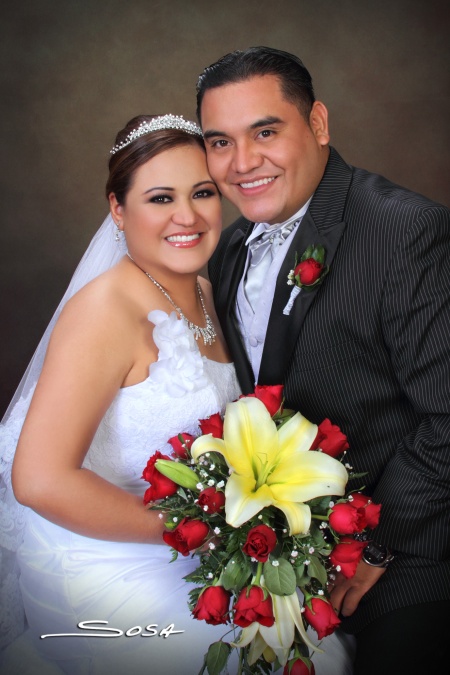 Srita. María de la Luz Sánchez Estrada y Sr. José Alberto Jiménez Patiño contrajeron nupcias el 18 de diciembre de 2010 en la iglesia de la Encarnación. Ellos son hijos de los señores; Ramírez Sánchez Pachicano (f) y Marcia Amparo Estrada Salazar; José Antonio Jiménez López y María Raquel Patiño Ugalde.- R. Sosa