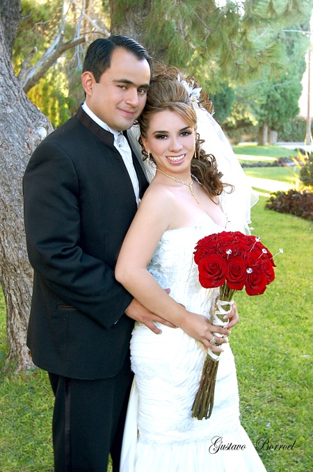 Srita. María Teresa Ramos Moncada y Sr. Francisco Alejandro Gutiérrez Palacios unieron sus vidas en sagrado matrimonio el pasado seis de noviembre de 2010 en la iglesia San Pedro Apóstol. Ellos son hijos de las señoras; Clara María Moncada Nungaray y Alma Georgina Palacios Martínez.-

Gustavo Borroel Fotografía