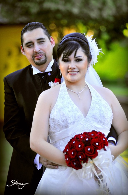 Lic. Adriana Guadalupe Miranda Hernández y Arq. Carlos E. Cruz Ontiveros recibieron el Sacramento del Matrimonio el 11 de diciembre de 2010.

Fotografía Ramón Sotomayor